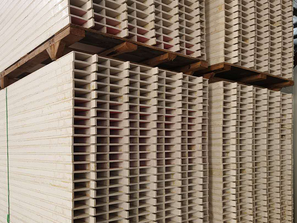 關于玻鎂夾芯板的具體生產流程